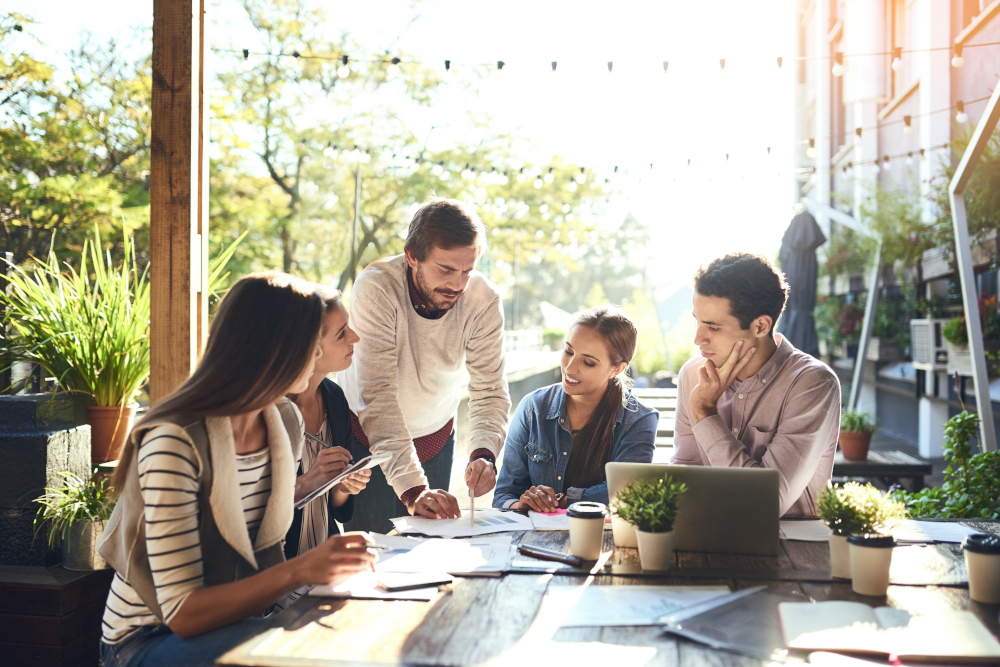 Freundliches Team in einem modernen Büro